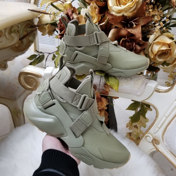 Nike Women' Air Huarache City Neutral Olive - Picture 3 of 8